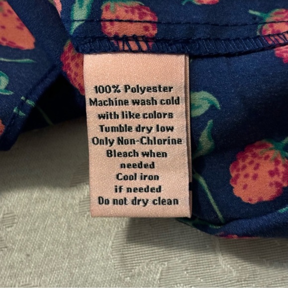 ❤️2/$15 or 3/$21❤️ NWT Juicy Couture Flutter Sleeve Strawberry Top, Size XS - Picture 7 of 8